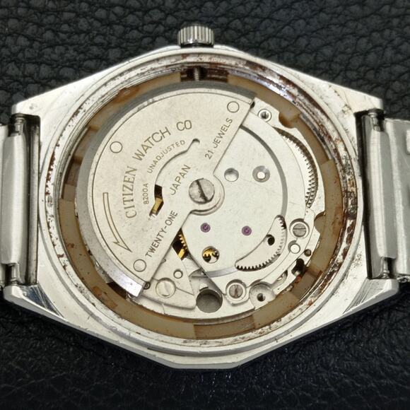 Vintage 1982 Citizen Automatic Mens Silver Watch W/daydate & Red accents - Picture 9 of 9